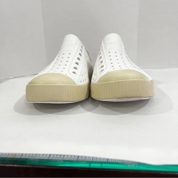 Native Unisex Jefferson Color Block Size W-10-M-8 Slip-On Sandals White Tan - Picture 2 of 10